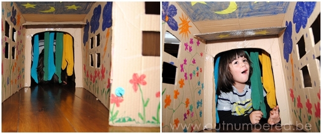Van kartonnen dozen een hindernis tunnel maken voor kinderen