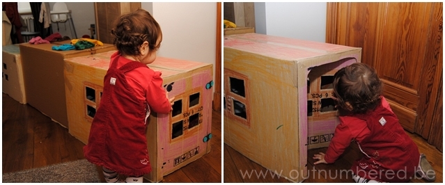 Van kartonnen dozen een hindernis tunnel maken voor kinderen